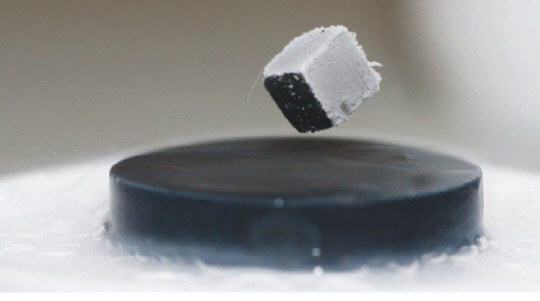 초전도체가 자석 위에 떠는 있는 모습  미 에너지부 제공